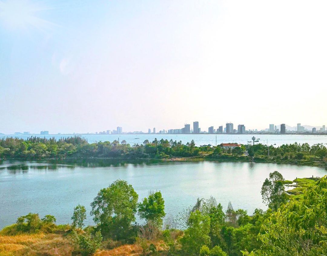 Tham quan bãi cỏ cháy Đà Nẵng