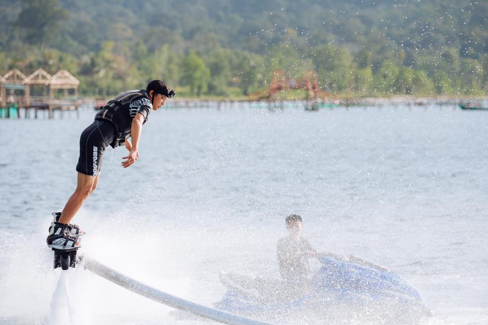 Để chơi flyboard Phú Quốc an toàn du khách cần lưu ý về thời điểm, trang phục, chỉ dẫn,...