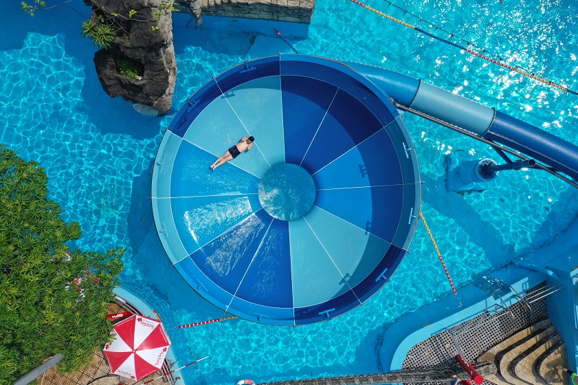 Đường trượt nước ở công viên nước Hồ Tây