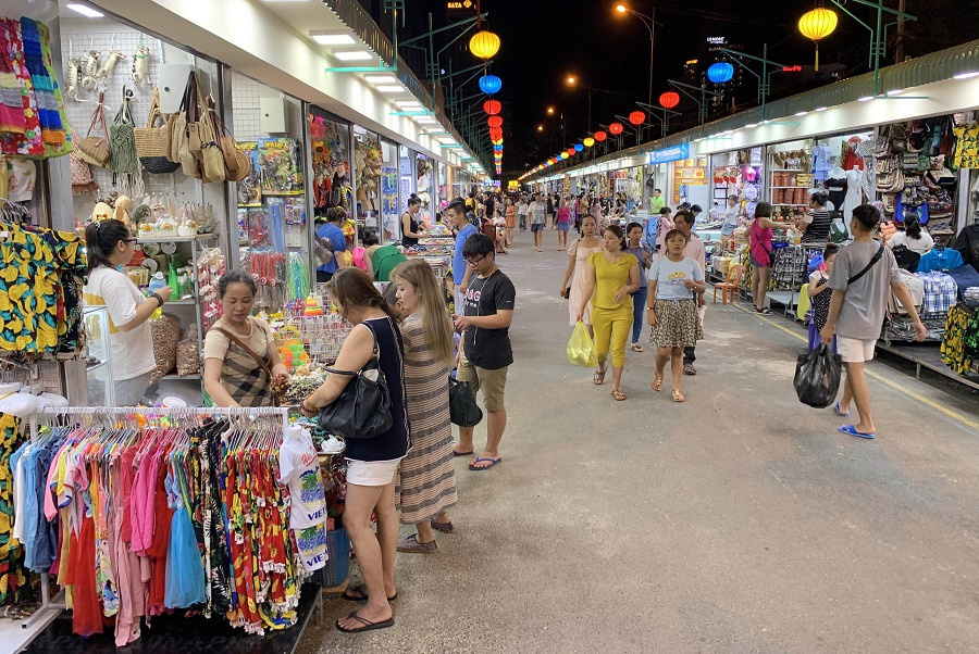 Phố đi bộ Nha Trang Chợ đêm Nha Trang là khu phố đi bộ sầm uất và nhộn nhịp bậc nhất tại thành phố biển