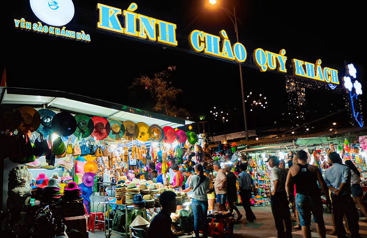 Phố đi bộ Nha Trang Phố đi bộ Yến Sào Khánh Hòa nơi thu hút đông đảo du khách ghé thăm bởi sự đa dạng của hàng hóa và sự phong phú của ẩm thực