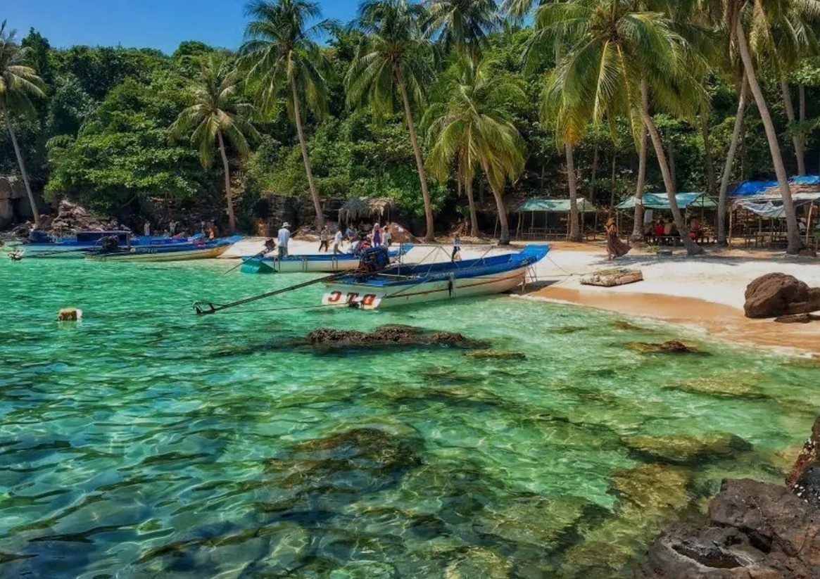 Hòn Kim Quy mang đậm vẻ hoang sơ