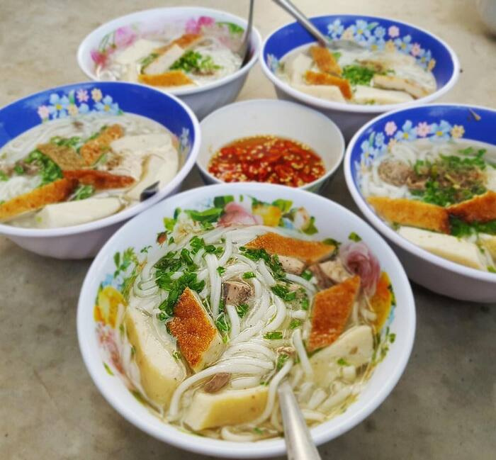 Phần bánh canh chả cá tại quán Thu Hạnh