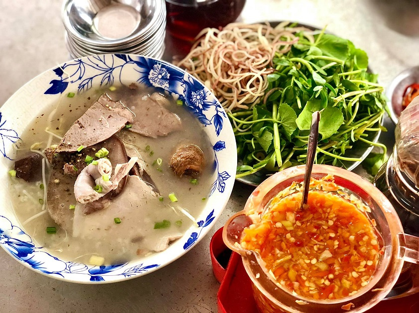 Quán bà Láo có công thức nấu cháo lòng truyền thống, đảm bảo thơm ngon