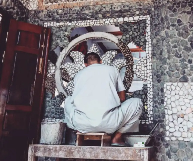 Chùa đá Quan Âm Sư thầy Thích Phương tự tay gắn những viên đá cuội tại chùa