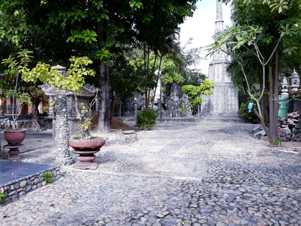 Chùa đá Quan Âm Không gian trong chùa đều được lát đá cuội