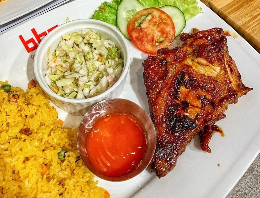 Cơm gà thơm ngon, bắt mắt tại quán Chicken BBQ Phú Quốc