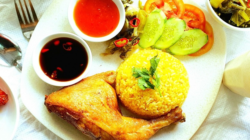 Một suất cơm gà với chiếc đùi cực to và nhiều loại rau ăn kèm