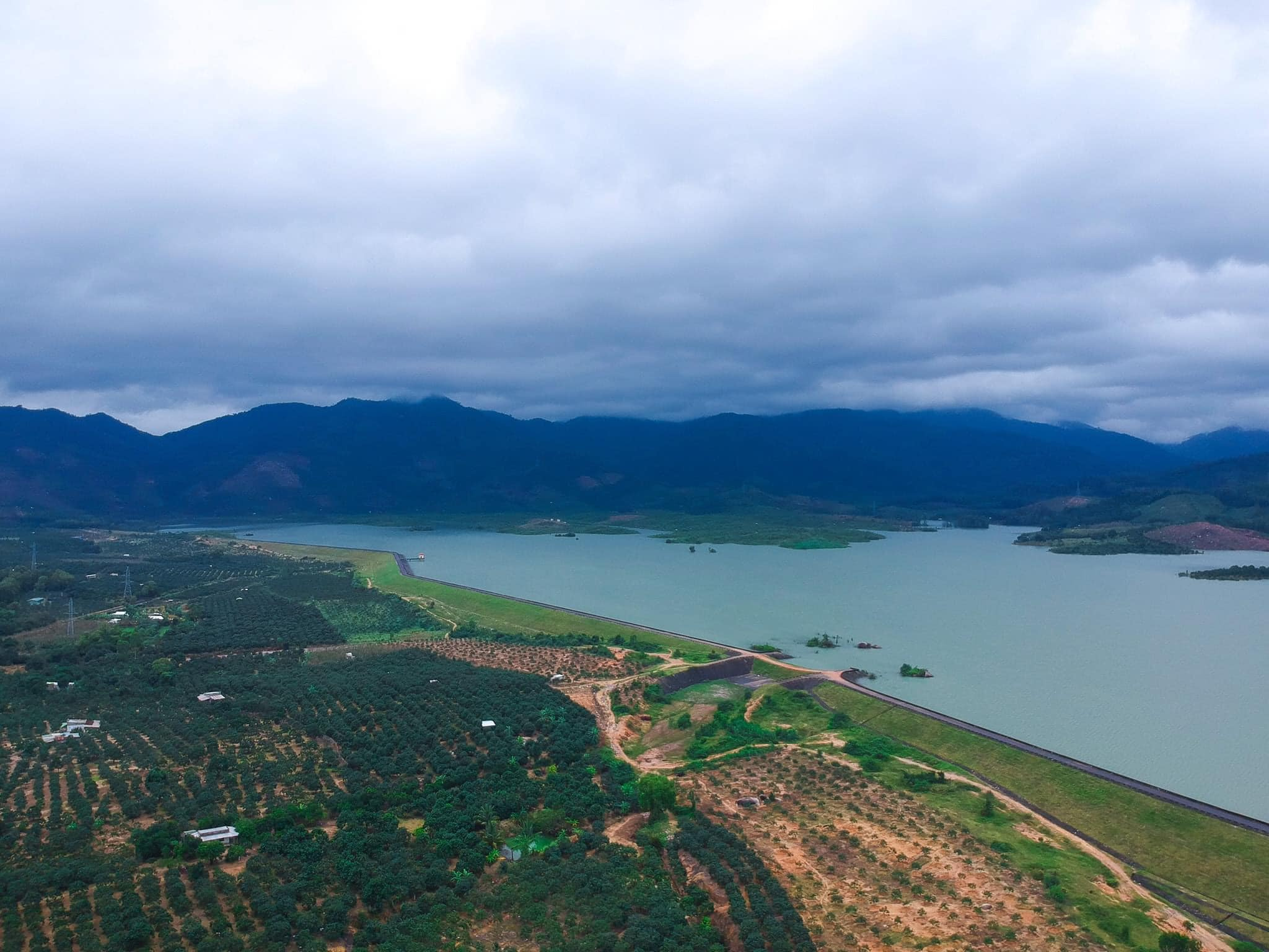 Đập Suối Dầu là điểm check in tuyệt đẹp với khung cảnh non nước trữ tình