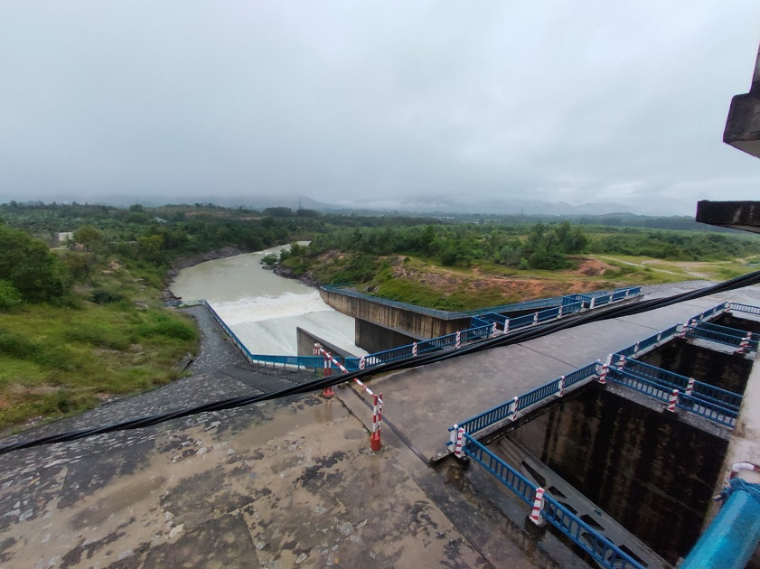 Khung cảnh nhìn từ trên đập Suối Dầu