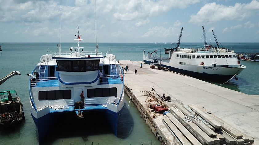 Đi Phú Quốc bằng xe ô tô Di chuyển bằng phà từ Rạch Giá đến cảng Bãi Vòng