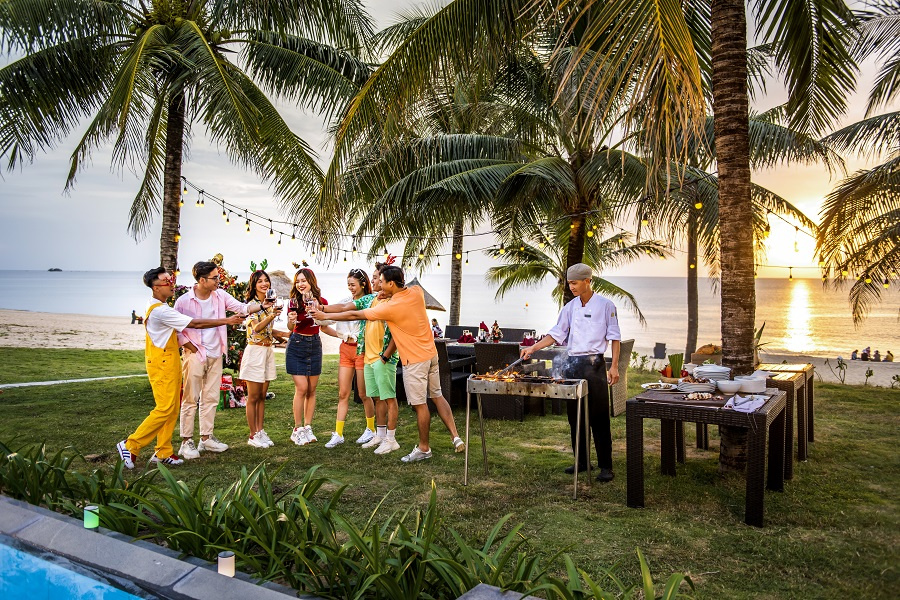 Tour Đà Nẵng - Phú Quốc Thưởng thức bữa tối BBQ bên hồ bơi tại Vinpearl Phú Quốc