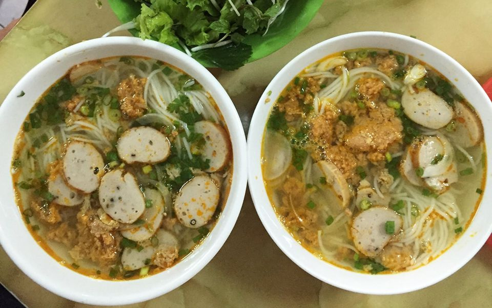 Bún riêu cua 8 với chả cá chiên giòn