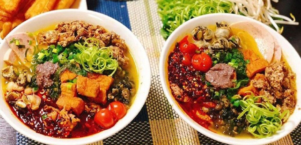 Bát bún riêu cua ốc đầy ắp topping