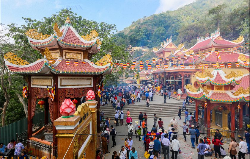 Chùa Bà Đen linh thiêng tấp nập du khách đến thăm