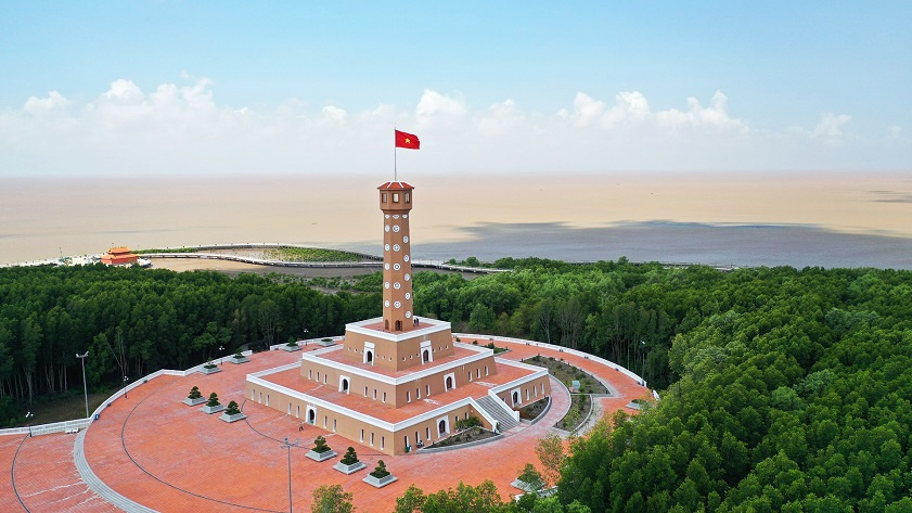 Cột cờ Hà Nội tung bay phấp phới trên Mũi Cà Mau