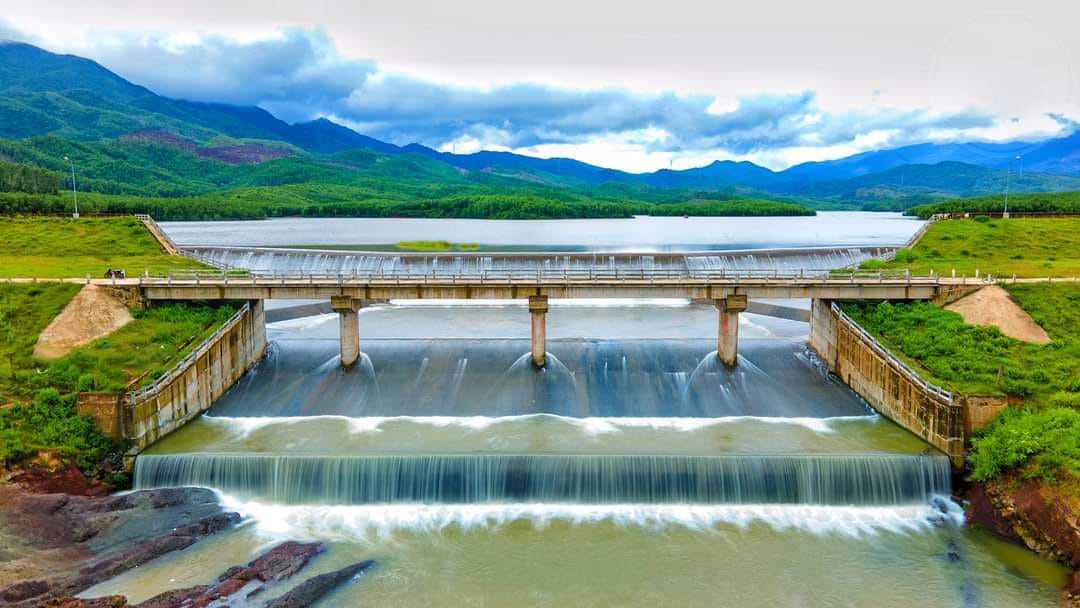 Du lịch Đại Lộc – Quảng Nam Đập hồ nước Khe Tân được bao bọc giữa núi rừng
