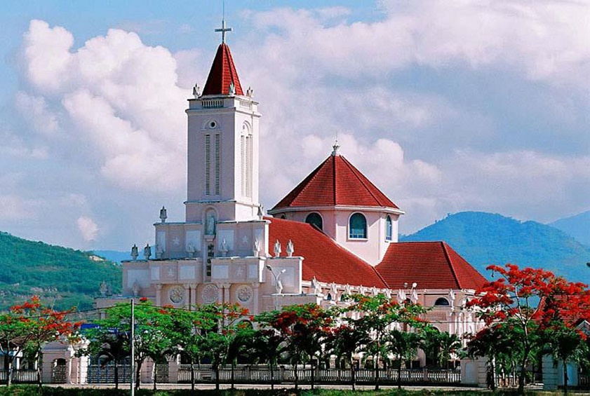 Du lịch Diên Khánh Nhà thờ Cây Vông hơn 300 năm tuổi