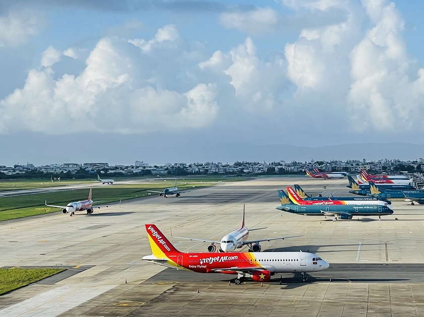 Mỗi ngày có hàng trăm chuyến bay đi và đến Đà Nẵng