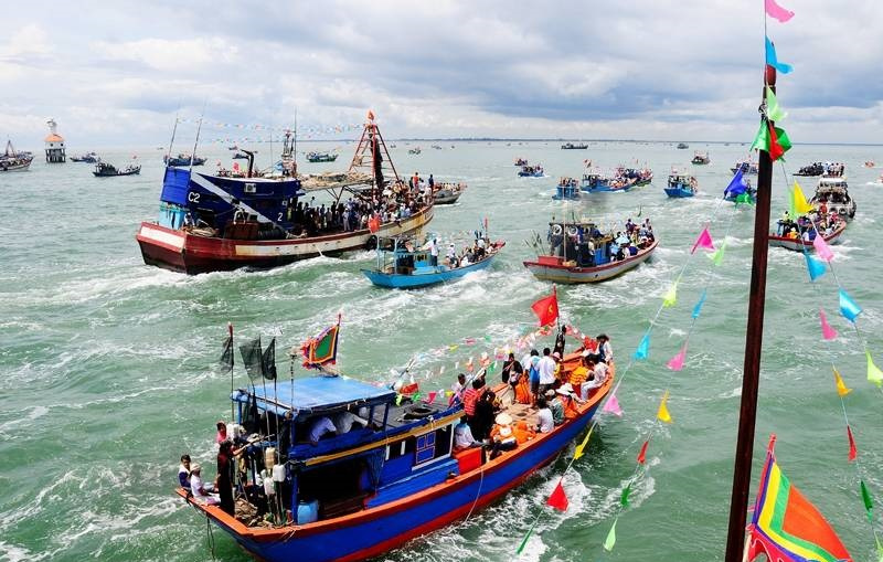 Khung cảnh nhộn nhịp trên biển trong lễ Cá Voi