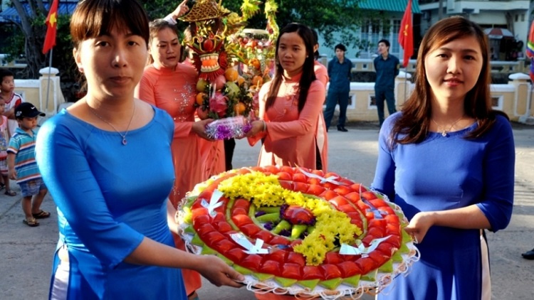 chăm chút tỉ mỉ từng mâm lễ vật dâng tế thần làng