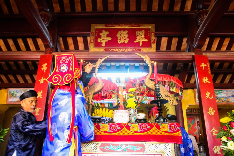 Lễ dâng hương thành kính, thiêng liêng trong đình làng Túy Loan