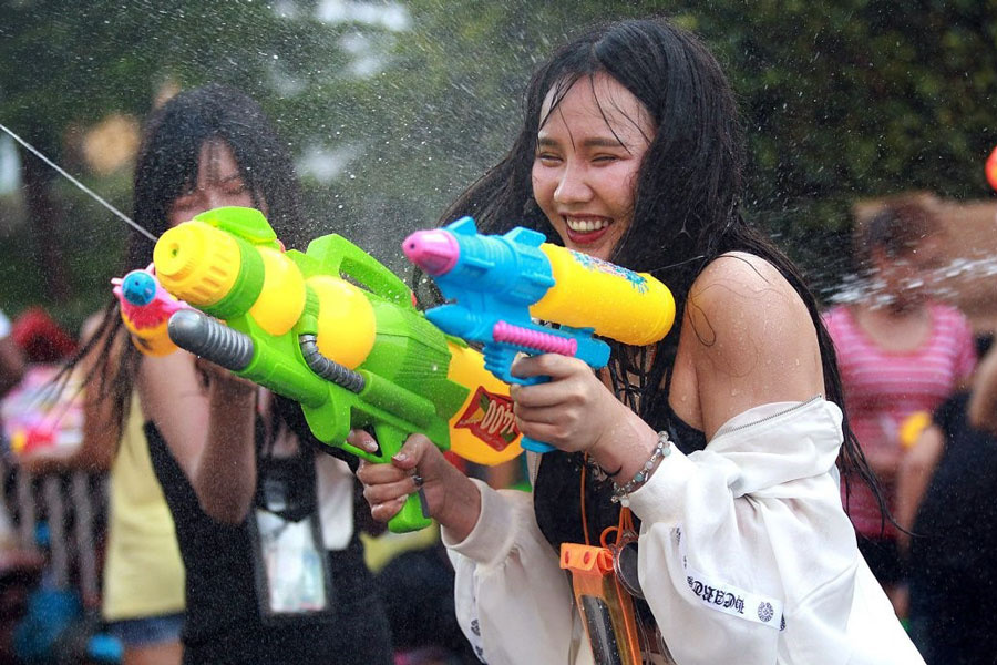 Lễ hội té nước Đà Nẵng Lễ hội té nước Đà Nẵng thu hút giới trẻ