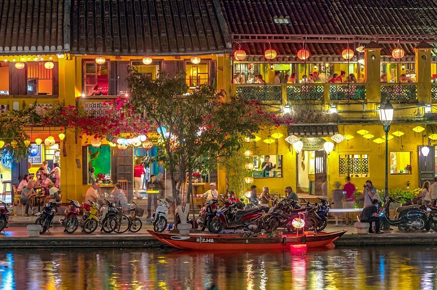 Du khách đi dạo ngắm từng tuyến phố cổ