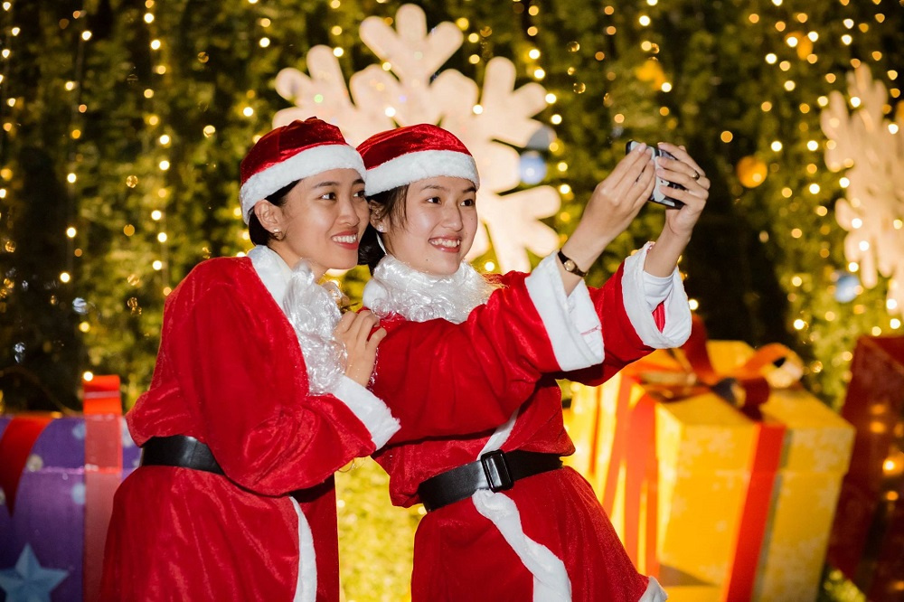Diện trang phục Santa chụp ảnh check in làm kỷ niệm