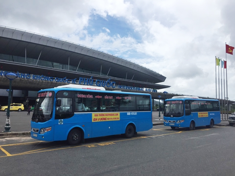 Di chuyển từ sân bay Phú Quốc về thị trấn Dương Đông bằng xe bus