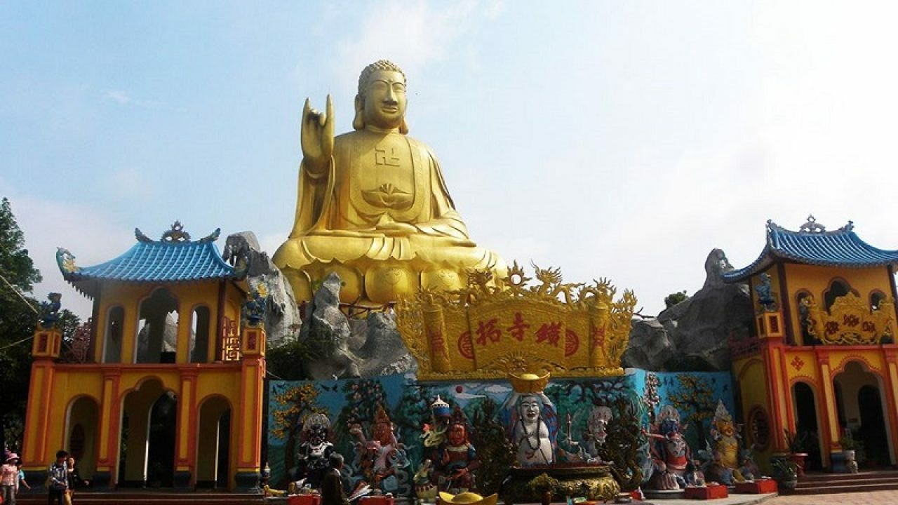 Tượng Phật khổng lồ tại Hồ Núi Cốc