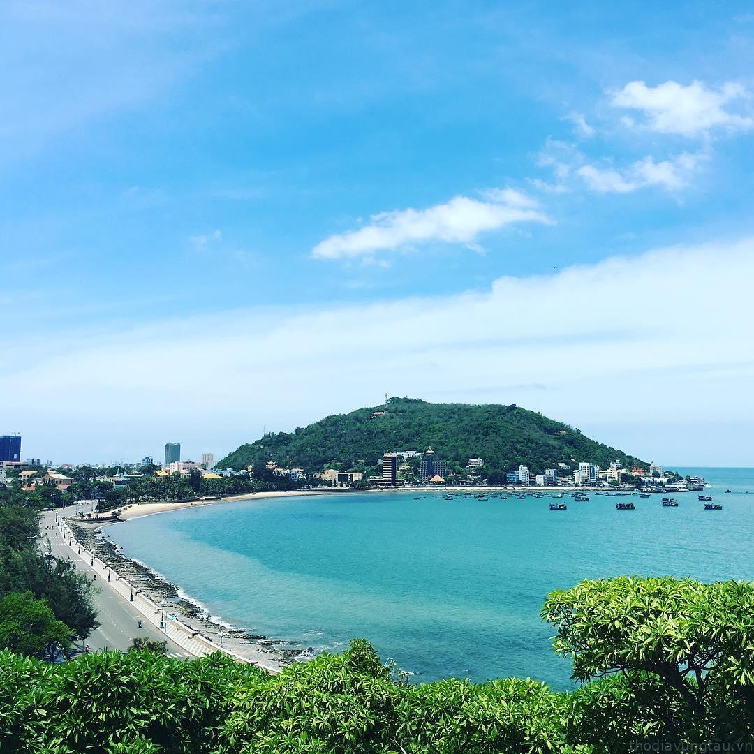 Tháng 4 nên đi du lịch ở đâu miền Nam Khung cảnh trong veo của bãi biển tại Vũng Tàu