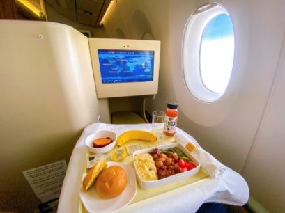 Đồ ăn trên máy bay có mất tiền không? Cách đặt đồ ăn trên máy bay