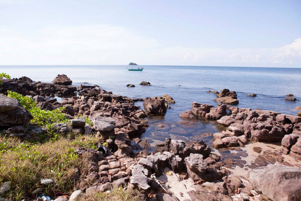 Hòn Bần - hòn đảo nhỏ nằm ngay gần bãi biển Gành Dầu