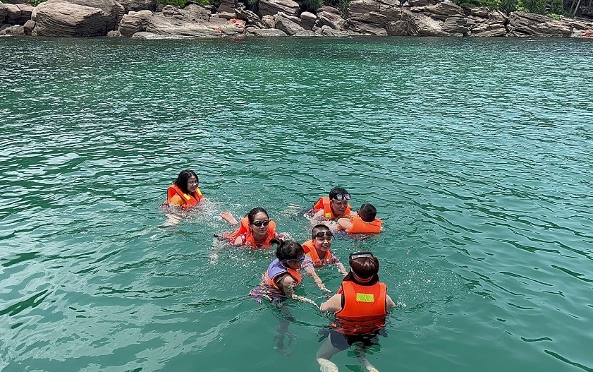 Tắm biển là hoạt động ưa thích tại Hòn Bàng