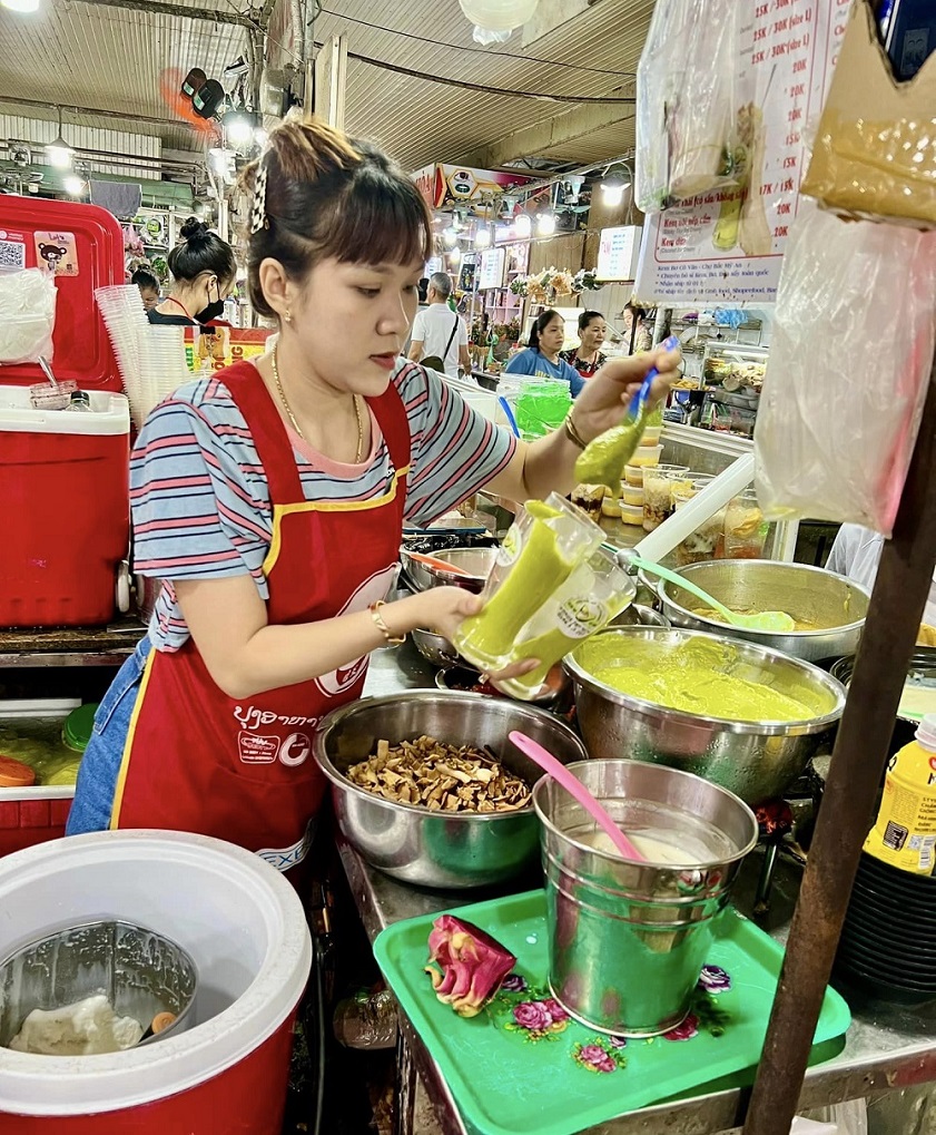 Quán kem bơ cô Vân cũng có nhiều món chè, sinh tốt ngon đáng thử