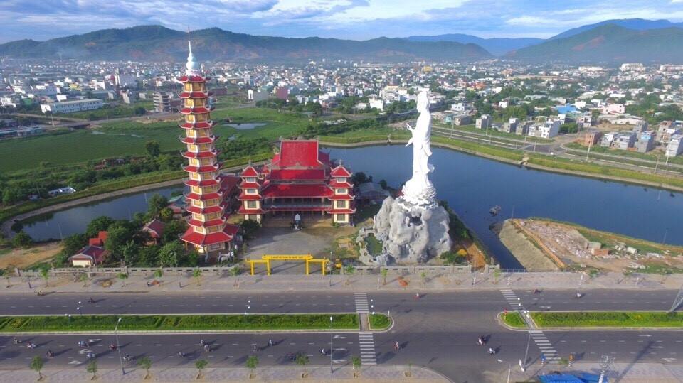 Ngôi chùa Bồ Đề tọa lạc ngay trên con đường lớn