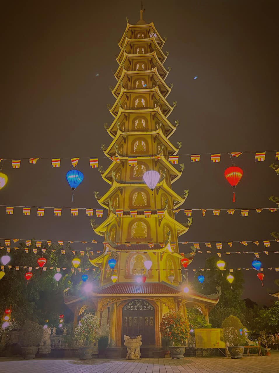 Bảo tháp chùa Bồ Đề Đà Nẵng với 12 tầng tháp