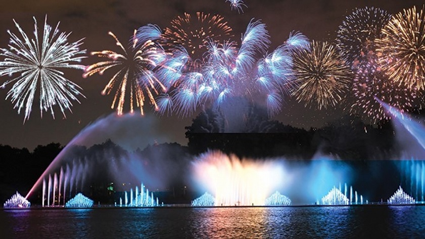 Bắn pháo hoa tại Công viên văn hóa Đầm Sen