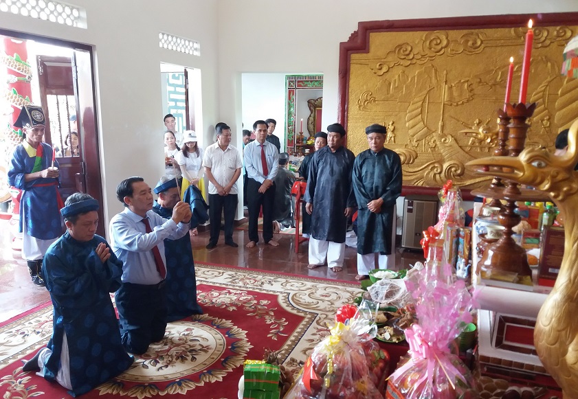 Hoạt động dâng hương tại lễ hội Yến Sào