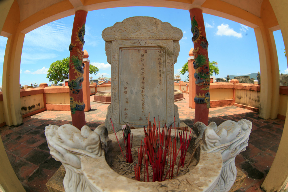 Bia mộ Ông Ích Khiêm Đà Nẵng ghi ông từng giữ chức vị “Tả thị lang Binh bộ” 