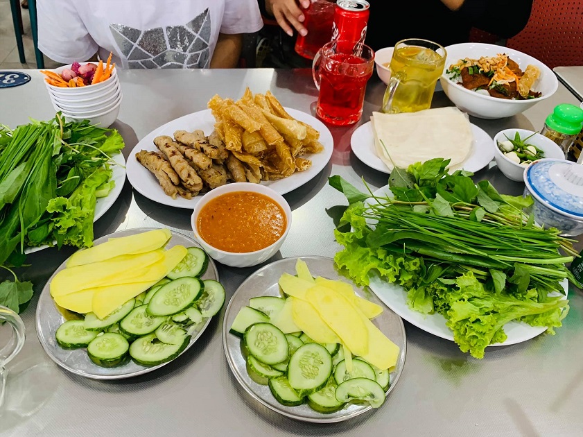 Thưởng thức nem lụi tại chợ Đầm