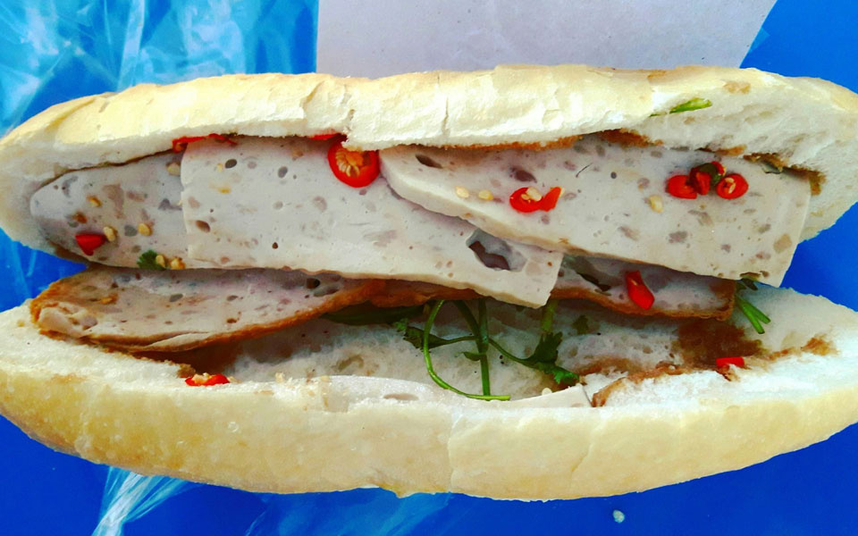 Bánh mì Nha Trang Bánh mì giò thủ tại cửa hàng bánh mì Nguyên Hương Nha Trang