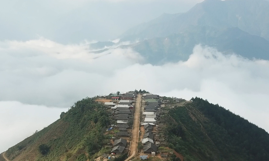 Bản Cu Vai nằm giữa lưng chừng