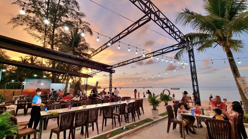 Không gian cực đẹp tại quán lẩu Gió Biển
