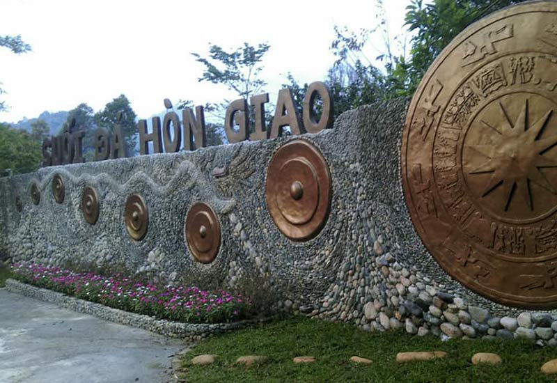 Khu du lịch Suối Hòn Giao được nhiều du khách yêu thích