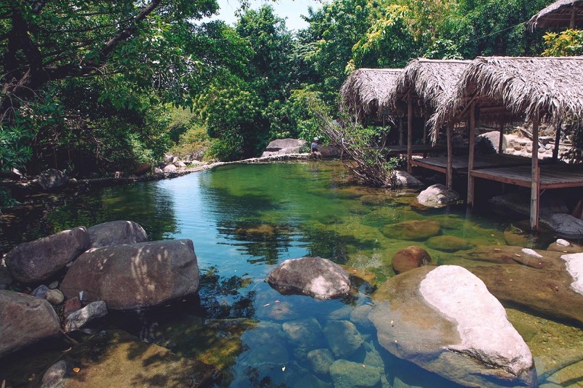 Dòng nước trong lành tạo cảm giác thư thái cho du khách khi đến suối Tiên