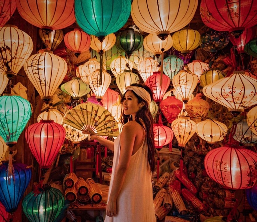 Check-in với background đèn lồng