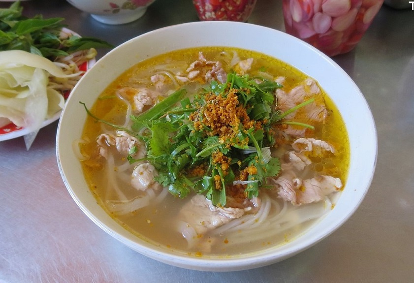 Thưởng thức phở tại quán phở Tùng Hội An
