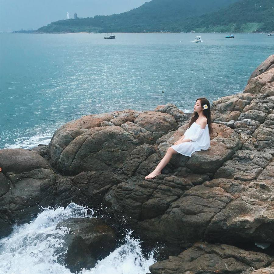 Ngồi trên những dãy đá và lắng nghe tiếng sóng vỗ rì rào là trải nghiệm rất thú vị
